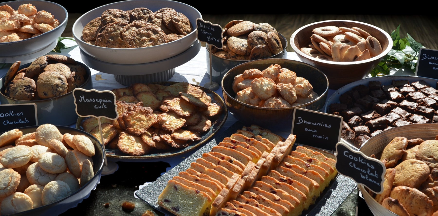 Une table généreuse de biscuits artisanaux Tranche de CaKe à partager