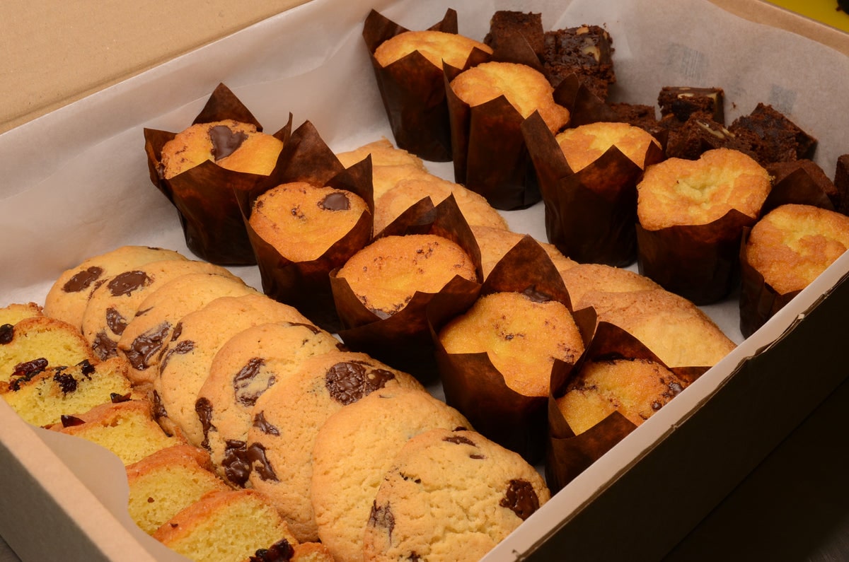 Un assortiment de cookies, cakes et muffins préparés par Tranche de CaKe